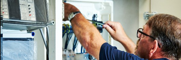 Elektromonteur voert werkzaamheden en bedrading uit in een groepenkast en verdeelinrichting.