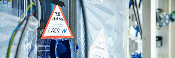 Veiligheidswaarschuwing Niet Schakelen van Nusman Installatietechniek bij onderhoud aan een hoofdverdeelkast.