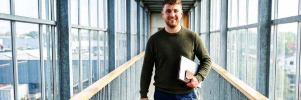 Jonge professional met laptop voor open sollicitatie bij Nusman Installatietechniek B.V.