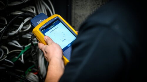 Afbeelding van een Fluke NX-GX apparaat, dat wordt gebruikt voor nauwkeurige metingen binnen de elektronica.