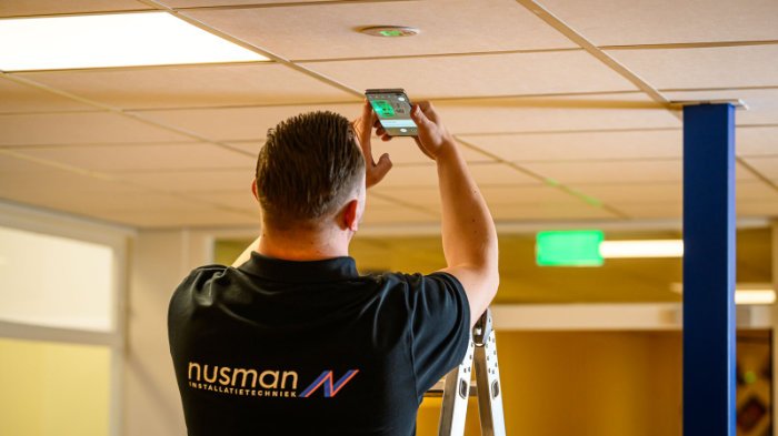 Nusman installateur maakt foto met zijn smartphone