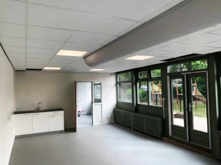 Lichte onderwijsruimte in het schoolgebouw aan de Bessemoerstraat in Groningen met pantry, led-verlichting en luchtbehandelingsslang