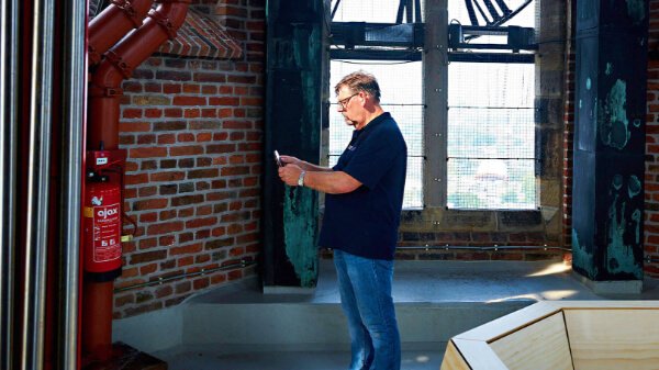 Monteur van Nusman Installatietechniek inspecteert een branddetectie-installatie in Groningen en regio Noord.