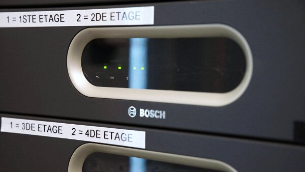 Ontruimingsinstallatiepaneel waarop een specialist van Nusman Installatietechniek Groningen werkt aan het opstellen van een programma van eisen voor een veilige en betrouwbare ontruimingsinstallatie.