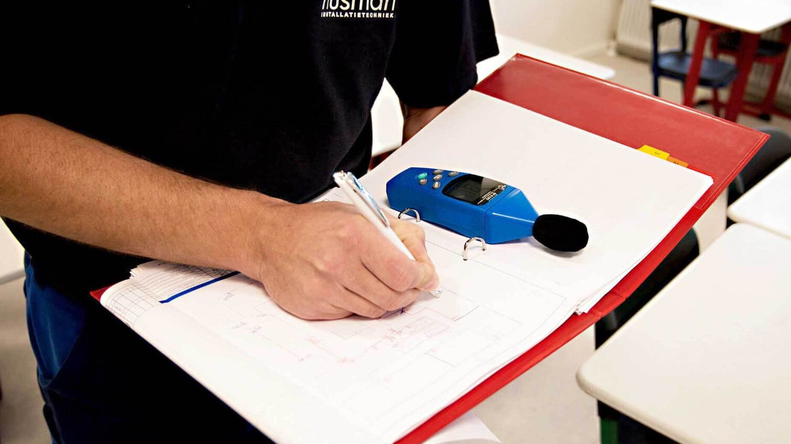 Medewerker van Nusman Installatietechniek stelt een programma van eisen op voor een technische installatie in Groningen en regio Noord.