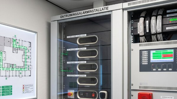 Professionele ontruimingsalarminstallatie met centrale apparatuurkast en vluchtplattegrond geïnstalleerd door Nusman B.V.