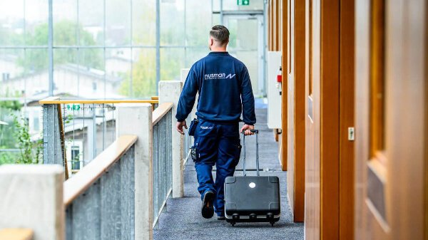 Monteur van Nusman Installatietechniek op locatie, gedreven door vakmanschap, kwaliteit en klantgerichtheid